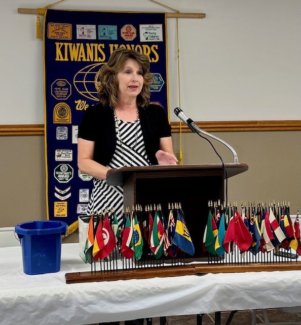 Carmi Native Drops by Kiwanis to Discuss New Book